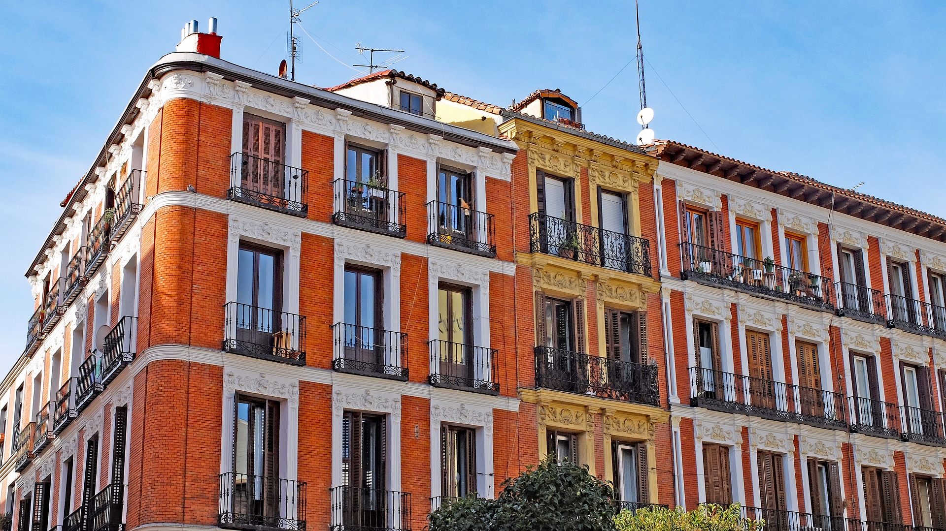 Madrid batiment facade orange