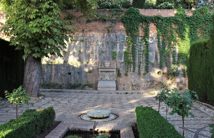 Fontaine en pierre alhambra